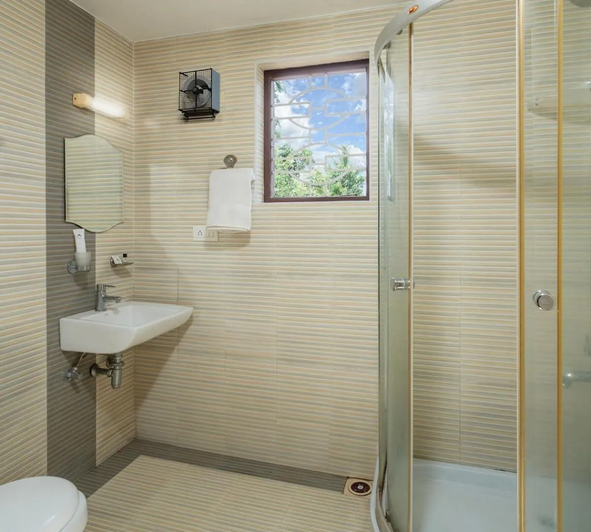 De Spicewoods, 4Bhk Pool Villa, Breakfast Kalpetta 0*,  India